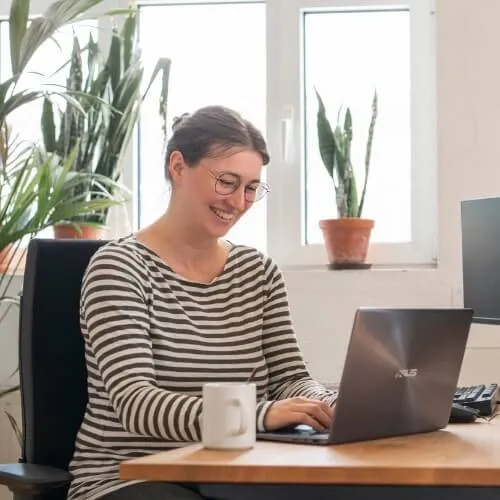 Kimberly am Laptop – so sieht ein typisches Beratungsgespräch aus