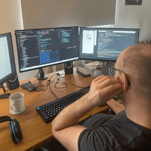 Christian beim Programmieren an seinem Setup